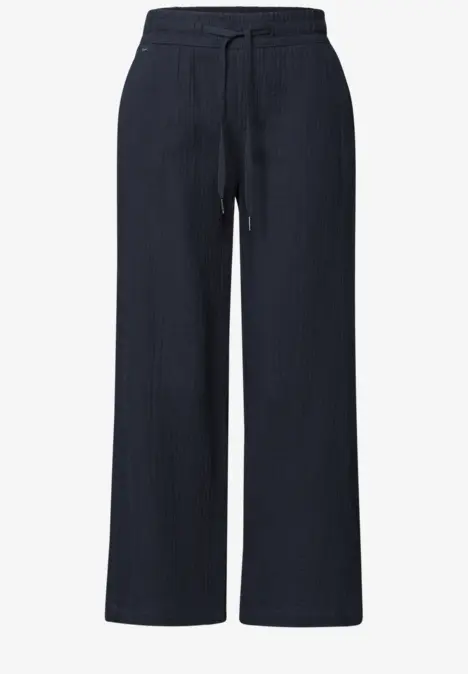 Dunkelblaue, weite Hose mit Kordelzug und seitlichen Taschen.