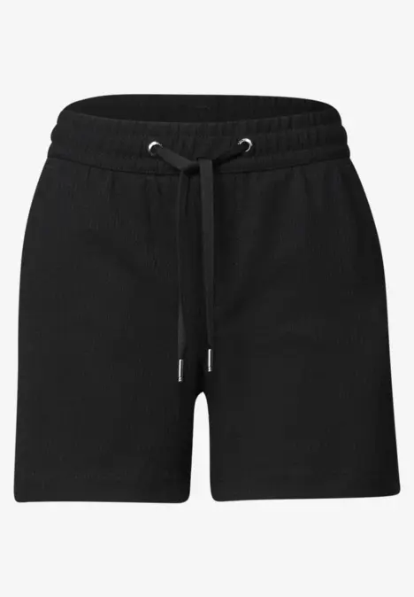 Ein Paar schwarze, knielange Shorts mit elastischem Bund und Kordelzug.