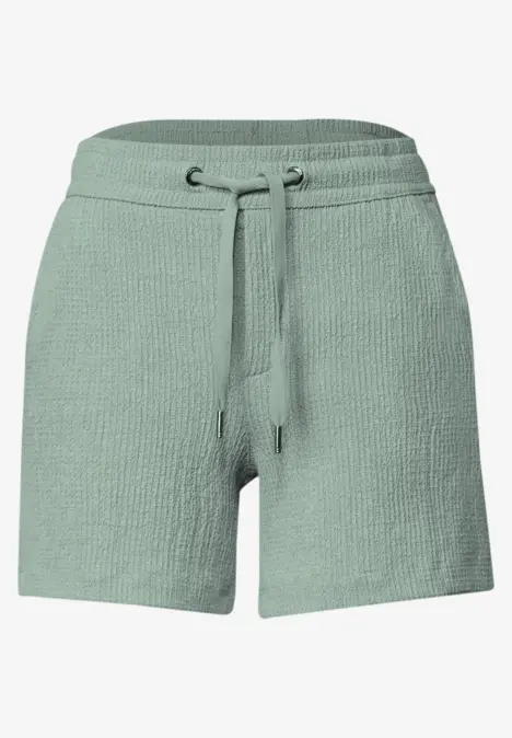 Kurze Strick-Shorts in Salbeigrün mit elastischem Bund und Tunnelzug.