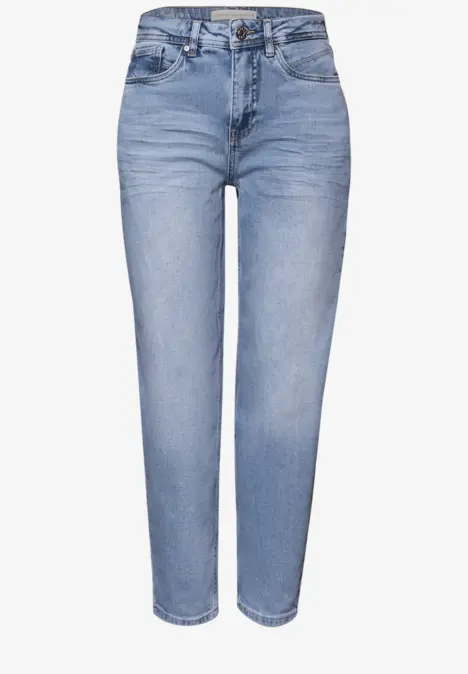 Helles blaues Jeans-Hosenmodell mit geradem Schnitt und hoher Taille vor weißem Hintergrund.