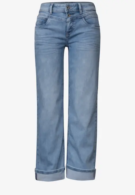 Hellblaue, weit geschnittene Jeans mit hochgekrempelten Beinabschlüssen.