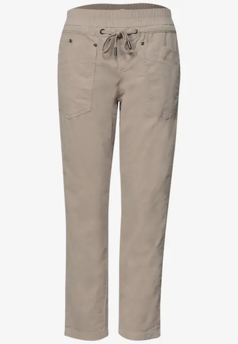 Beige Hose mit Tunnelzugbund, geradem Schnitt und aufgesetzten Taschen.