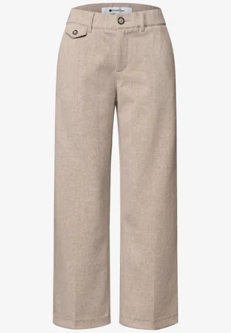 Helle beige Leinenhose mit weitem Bein, Knopfverschluss und seitlichen Taschen.