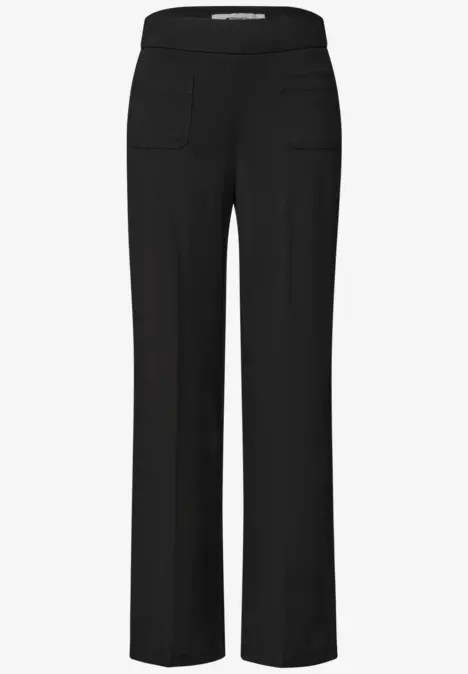 Schwarze, gerade Damenhose mit weitem Bein und aufgesetzten Fronttaschen.