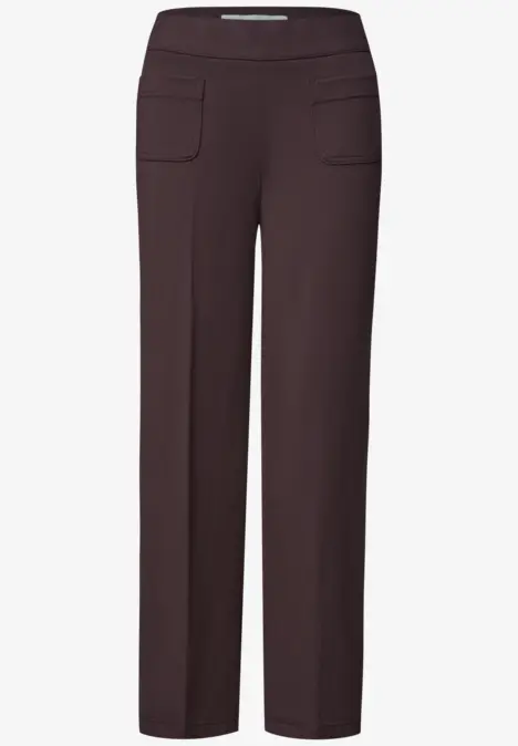 Dunkelbraune Hose mit geradem Schnitt und aufgesetzten Taschen.
