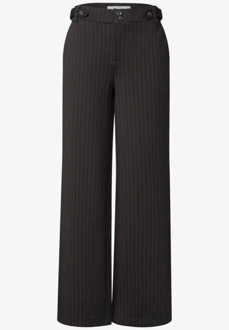 Schwarze, weite Bundfaltenhose mit feinem Nadelstreifenmuster und hoher Taille.