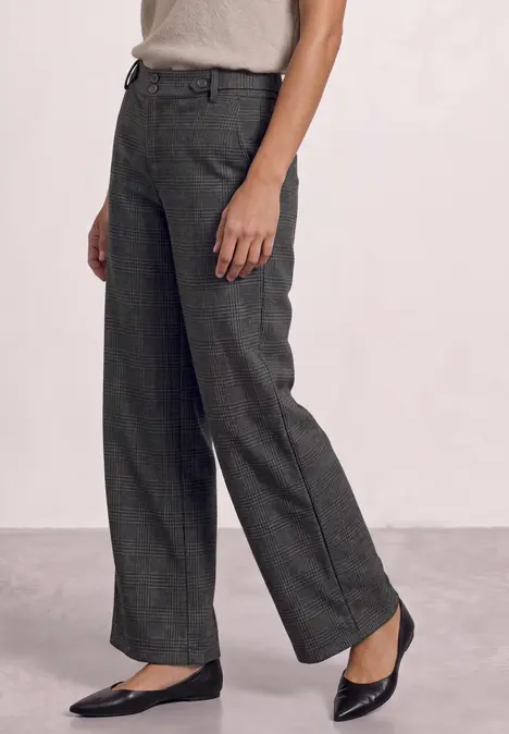 Wijd, donker groen broek met hoge taille, gecombineerd met zwarte ballerina’s.
