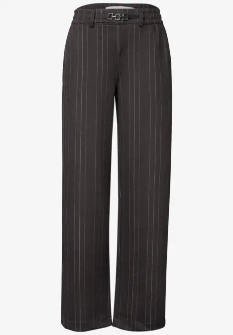 Schwarze, weite Hose mit Nadelstreifen, hohem Bund und passendem Gürtel.