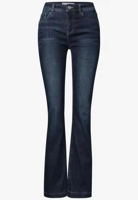 Dunkelblaue Jeans mit ausgestellten Beinen, mittelhoher Taille und enger Passform an Hüfte und Oberschenkeln.
