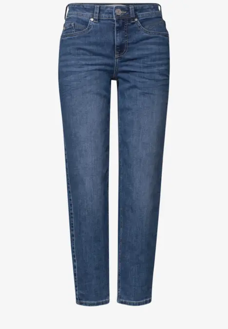 Blaue Jeanshose in mittlerer Waschung, gerader Schnitt und knöchellang.