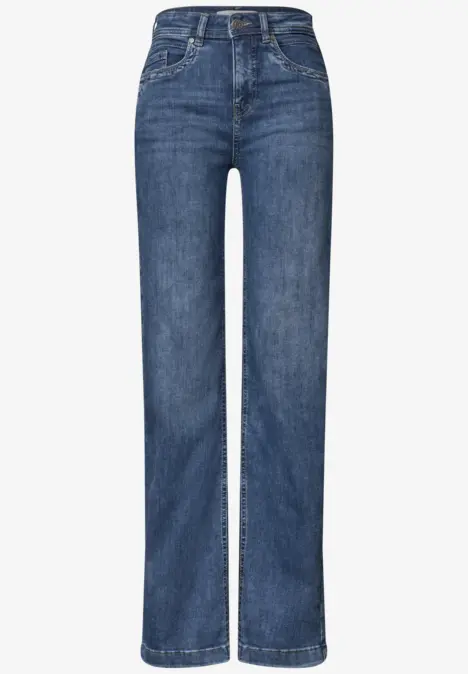 Eine gerade geschnittene, klassische blaue Jeans mit hoher Taille und fünf Taschen.