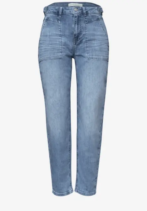 Eine hochgeschnittene, hellblaue Damen-Jeans mit geradem Bein und leichtem Tapering am Knöchel.