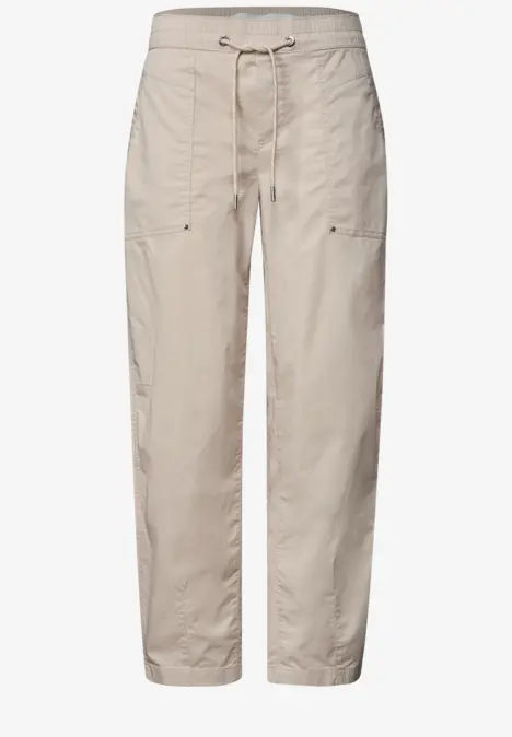 Beige Cargo-Hose mit geradem Schnitt, zwei aufgesetzten Taschen und Tunnelzugbund.