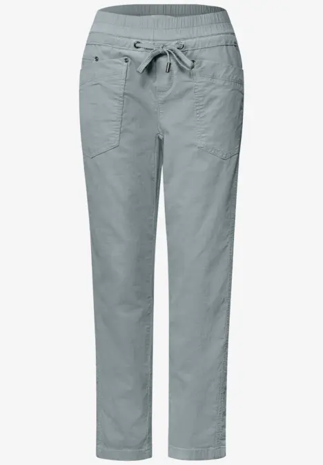 Helle, leger geschnittene Hose mit Tunnelzugbund und aufgesetzten Taschen.