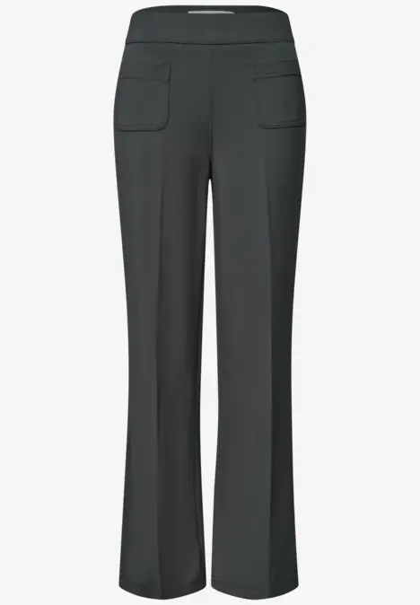 Schwarze Damenhose mit geradem Bein und aufgesetzten Taschen vorne.
