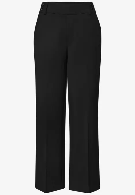 Schlichte, schwarze Bundfaltenhose mit geradem Bein.