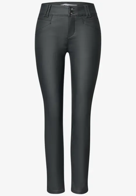 Schwarze, schmale Damenjeans mit Normalbund und enger Beinführung.
