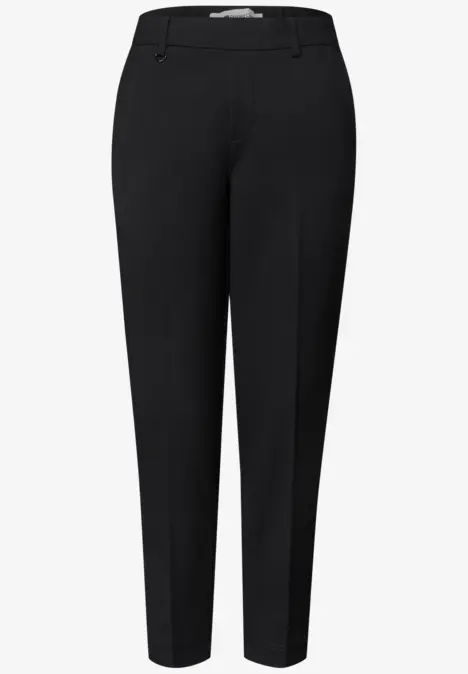 Schwarze, gerade geschnittene Damenhose aus glattem Stoff.
