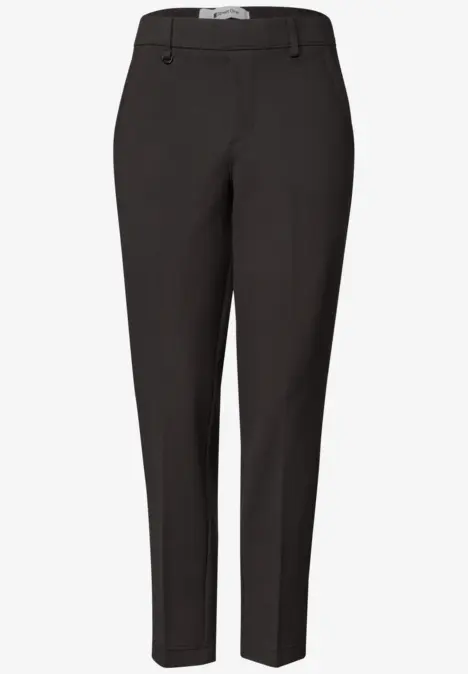 Schwarze, klassische Damenhose mit schmal zulaufendem Bein und mittlerer Leibhöhe.