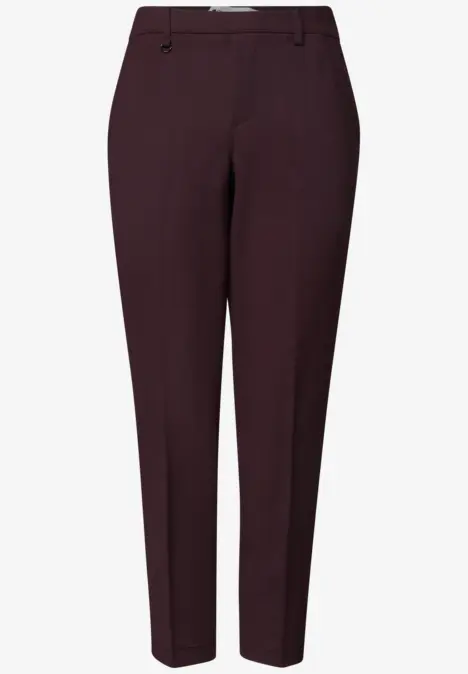 Elegante, schmal geschnittene Damenhose in dunklem Burgunderrot mit dezenten Bügelfalten.
