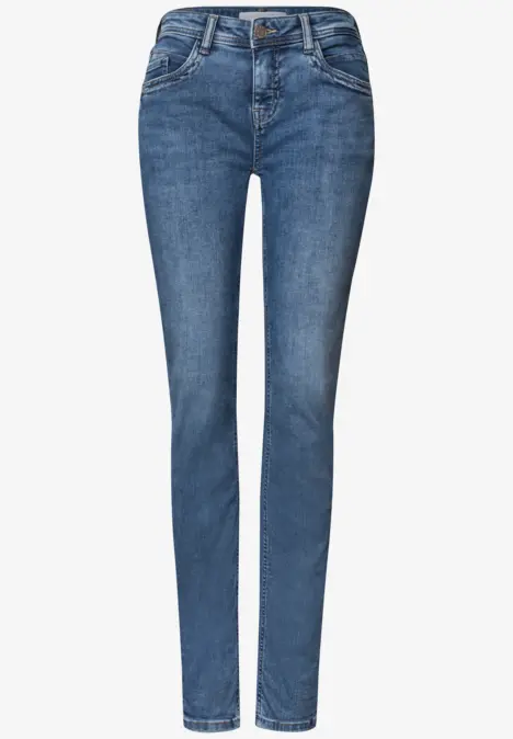 Strakke blauwe jeans met vijfzakkenontwerp in klassieke stijl.
