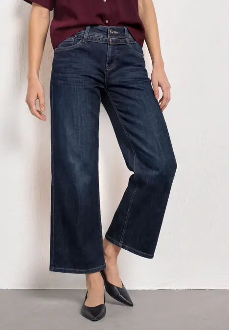Dunkle, hoch geschnittene, weite Cropped-Jeans mit spitzen Pumps kombiniert.