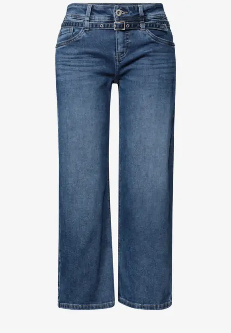 Blauwe damesjeans met hoge taille, rechte pijpen en subtiele vintage look.