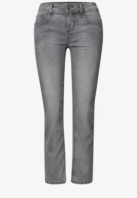 Jean gris taille haute coupe droite, cinq poches classiques, style moderne.