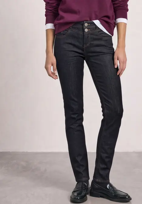 Zwarte skinny jeans met hoge taille, gedragen met zwarte loafers en een paarse trui.