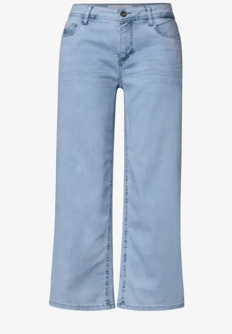 Hellblaue Jeans mit weitem Bein und hohem Bund.