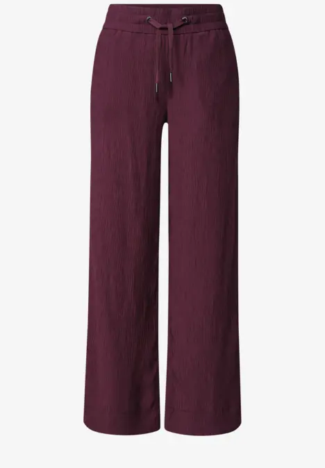 Weinrote, weite Leinenhose mit Tunnelzugbund.