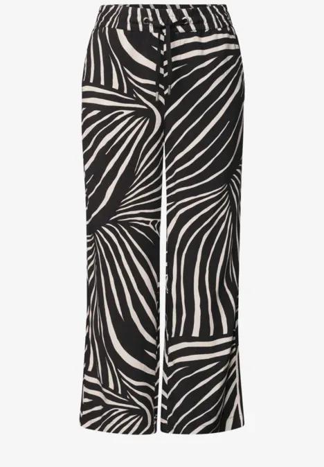 Wijde zwarte broek met contrasterende crème-witte zebraprint.