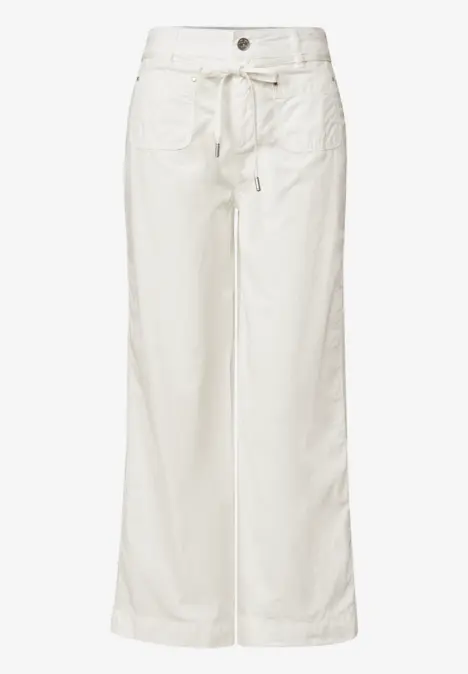 Weiße, weite Hose mit hohem Bund, aufgesetzten Taschen und Bindegürtel.