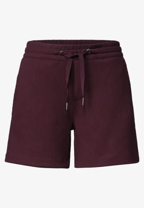 Bordeauxrote Shorts aus weichem Stoff mit elastischem Kordelzugbund für entspannten Freizeit-Look.