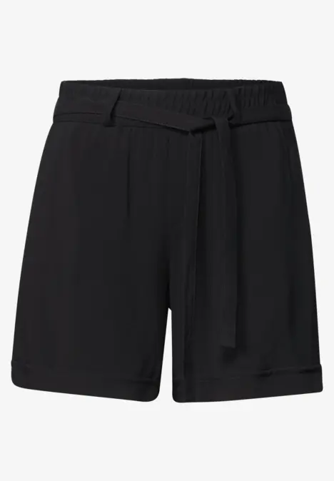Schwarze, knielange Shorts mit elastischem Bund und Stoffgürtel