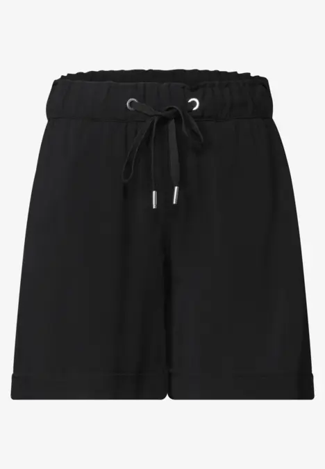 Schwarze, lässige Shorts mit elastischem Bund, Kordelzug und leicht umgeschlagenen Beinabschlüssen.