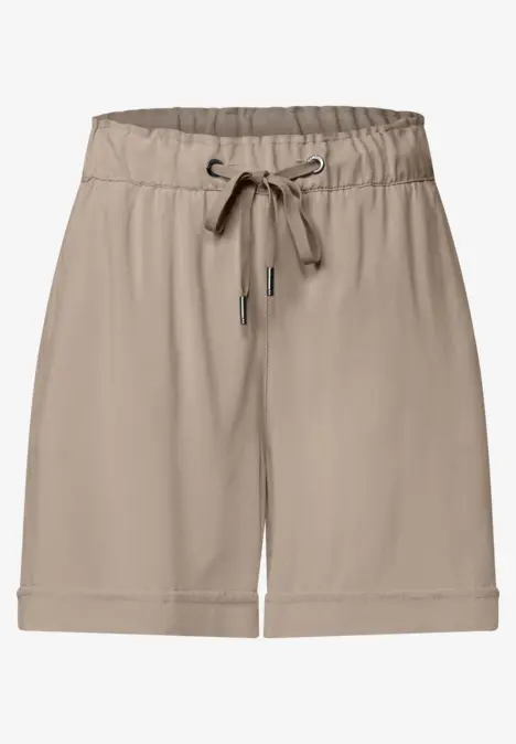 Beige Freizeitshorts mit elastischem Bund und Kordelzug, umgeschlagenem Saum.