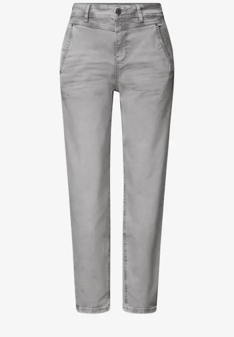Jean mom taille haute gris clair, coupe droite, style 5 poches classique.