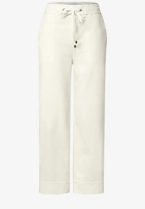 Weiße, gerade geschnittene Hose mit Tunnelzugbund und aufgesetzten Taschen.