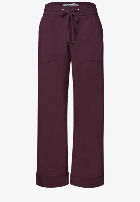 Dunkelviolette, lockere Hose mit Kordelzug, seitlichen Taschen und weitem Bein.