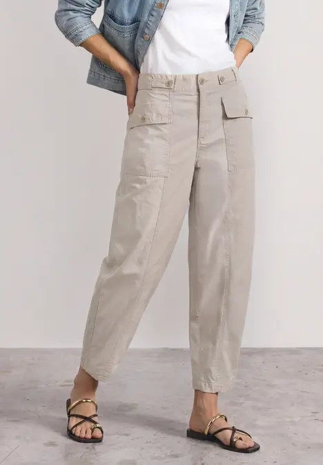 Beige Cargo-Hose mit weitem Bein auf Knöchelhöhe, kombiniert mit flachen Riemchensandalen