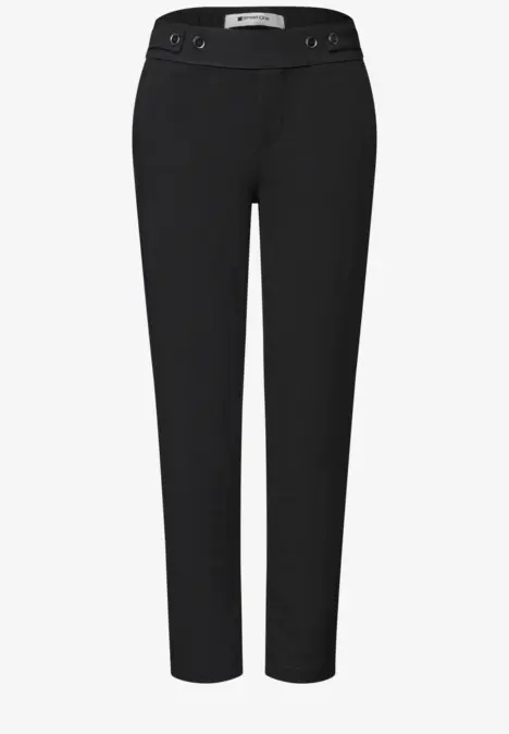 Schwarze, schmale Damenhose mit hohem Bund und seitlichen Knopfleisten.