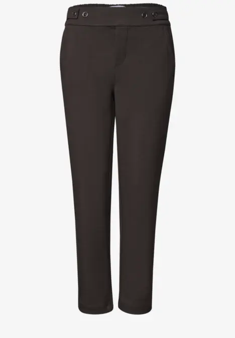 Elegante, dunkelbraune Damenhose mit schmaler Passform und dekorativen Knöpfen am Bund.