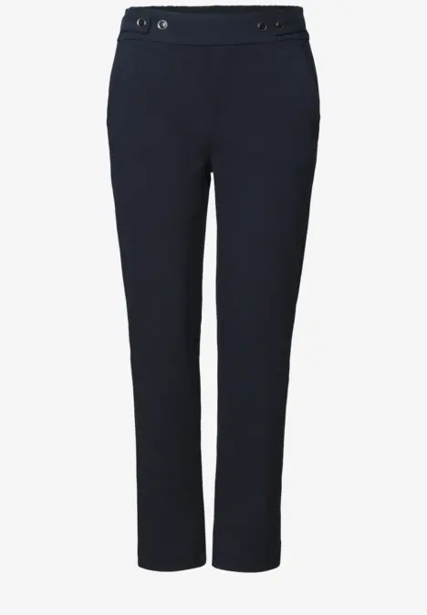 Schlanke Damenhose in Dunkelblau mit vorderen Taschen und Knopfdetails am Bund.