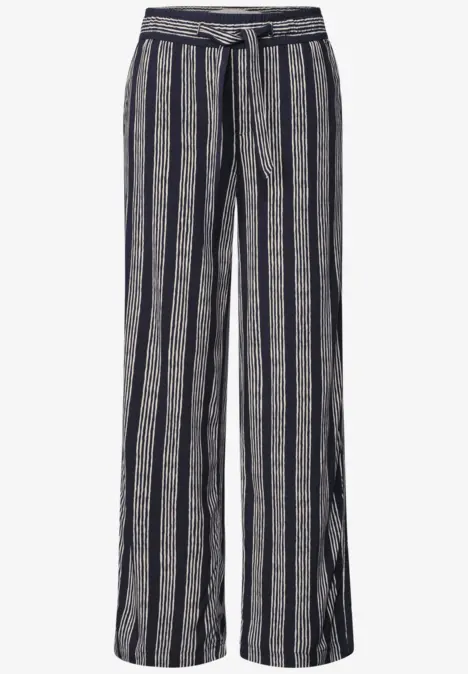 Weit geschnittene Stoffhose mit navy-weißen Streifen, hohem Bund und Taillengürtel.