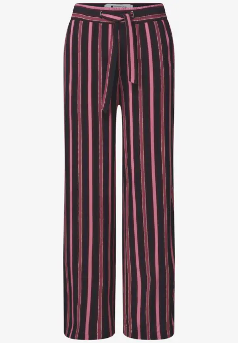 Schwarze Hose mit rosa Längsstreifen, hoher Bund und Gürtel, locker geschnitten.