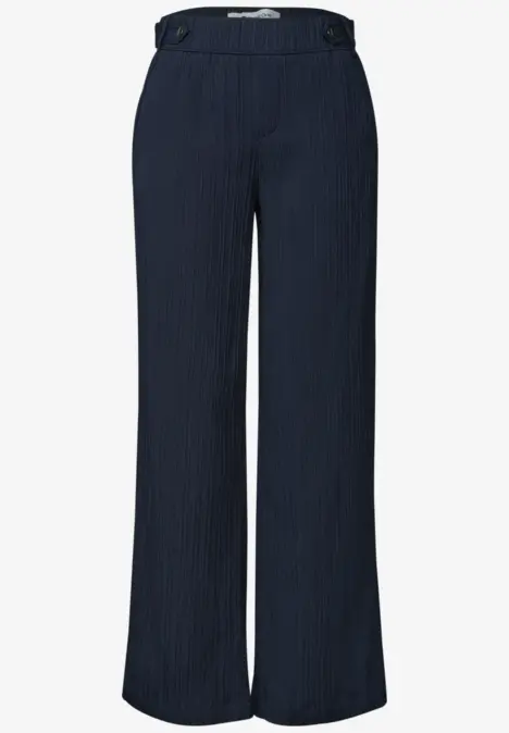 Dunkelblaue, breit geschnittene Hose mit feinen Nadelstreifen und hohem Bund.