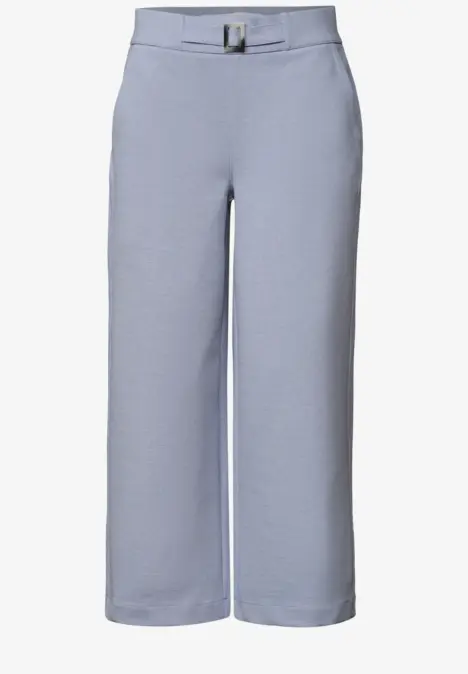 Hellblaue knöchellange Hose mit weitem Bein und passendem Gurt am Bund.