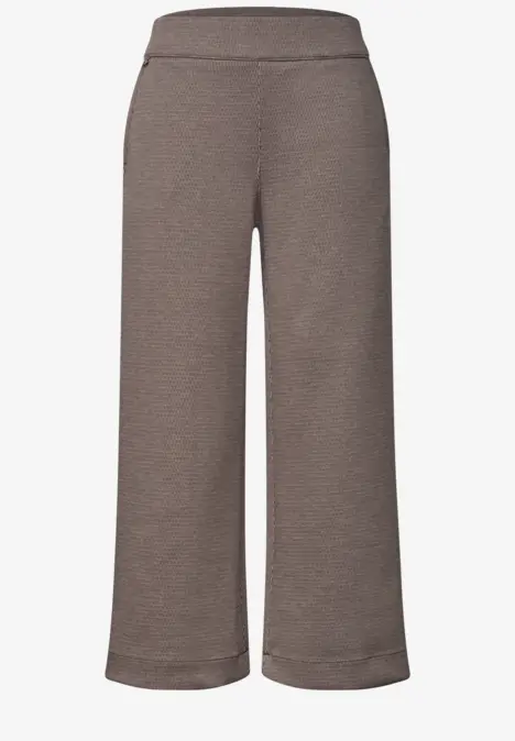 Braune, weite, hochgeschnittene Damenhose aus weichem Stoff.