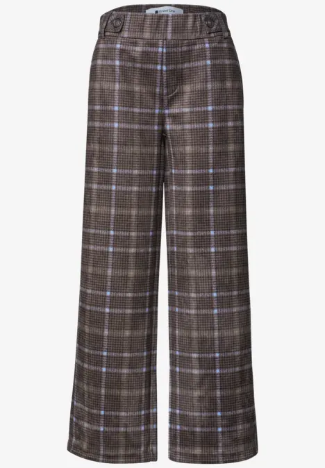 Braune, karierte Marlenehose mit weitem Bein und hellblau-weißen Linien.